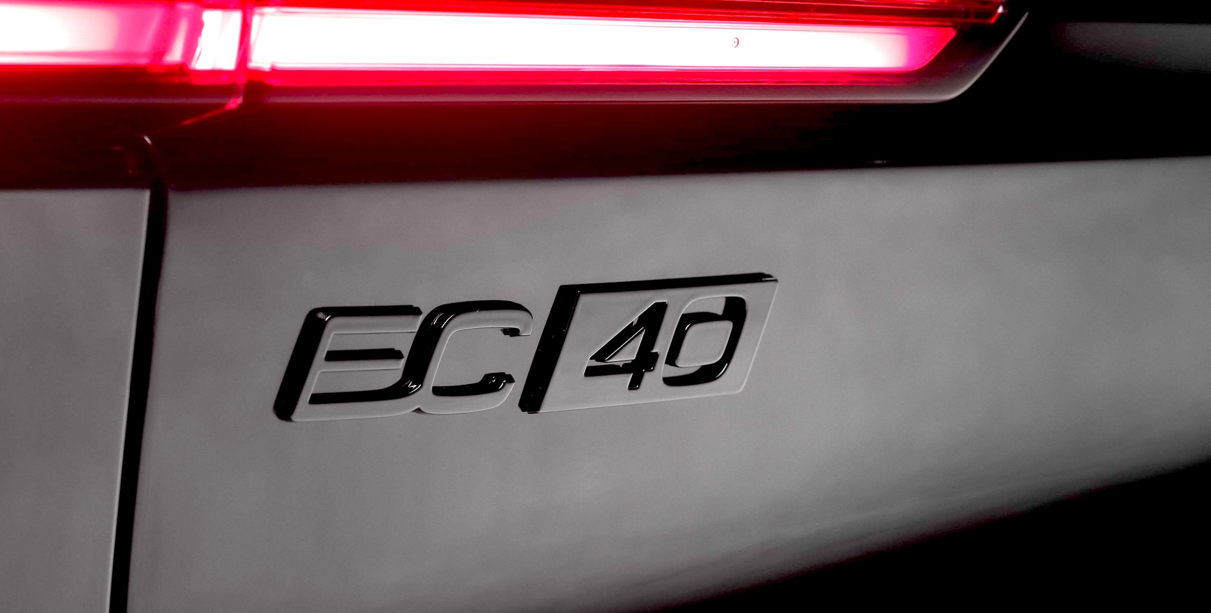 Volvos nya modellnamn, XC40 Recharge och C40 Recharge blir EX40 och EC40. Prestandamodell, 442hk, 670Nm, 0–100 km/h, kolsvart, tillval, BlackEdition, elbilar.