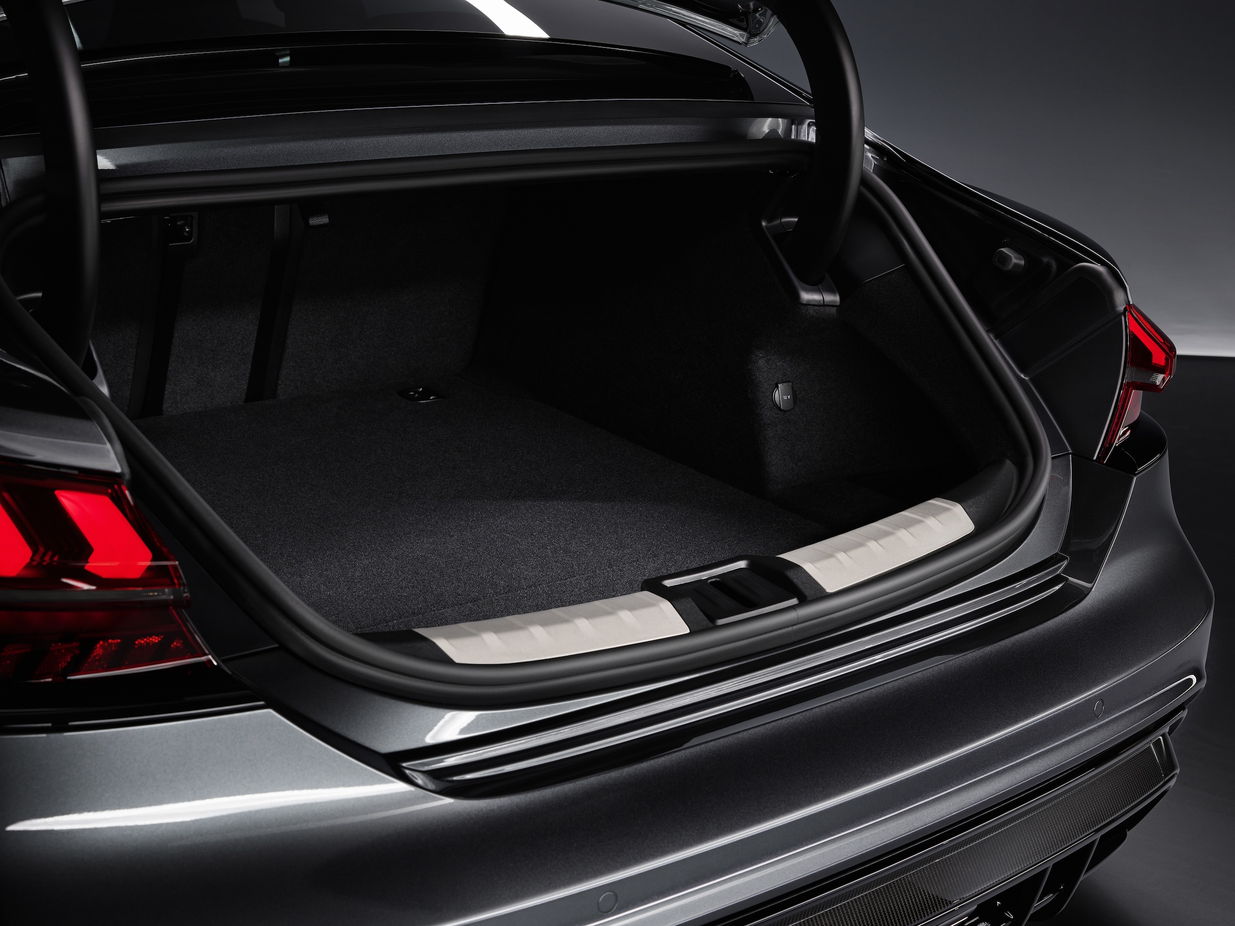 Audi RS e-tron GT, sportbil, fyrhjulsdrift, bakhjulsstyrning, snabbladdning, 270 kW, quattro, teknik, svenskt, pris, förmånsvärde, kr/mån, 646 hk, 0–100 km/h, bagagerum.