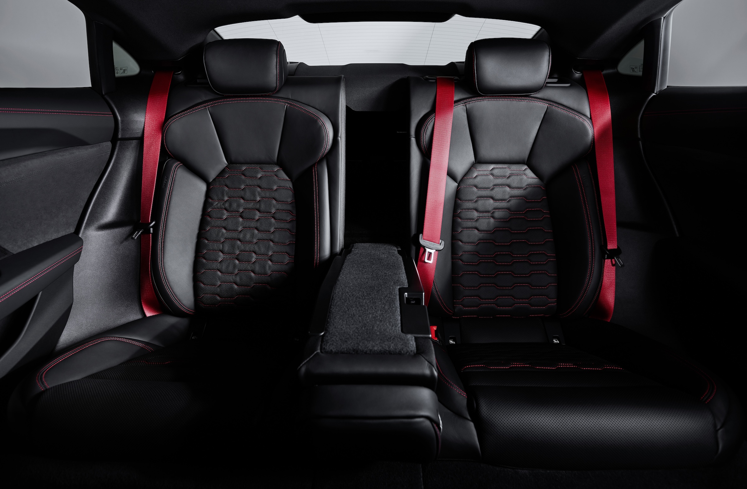 Audi RS e-tron GT, sportbil, fyrhjulsdrift, bakhjulsstyrning, snabbladdning, 270 kW, quattro, teknik, svenskt, pris, förmånsvärde, kr/mån, 646 hk, 0–100 km/h, baksäte.