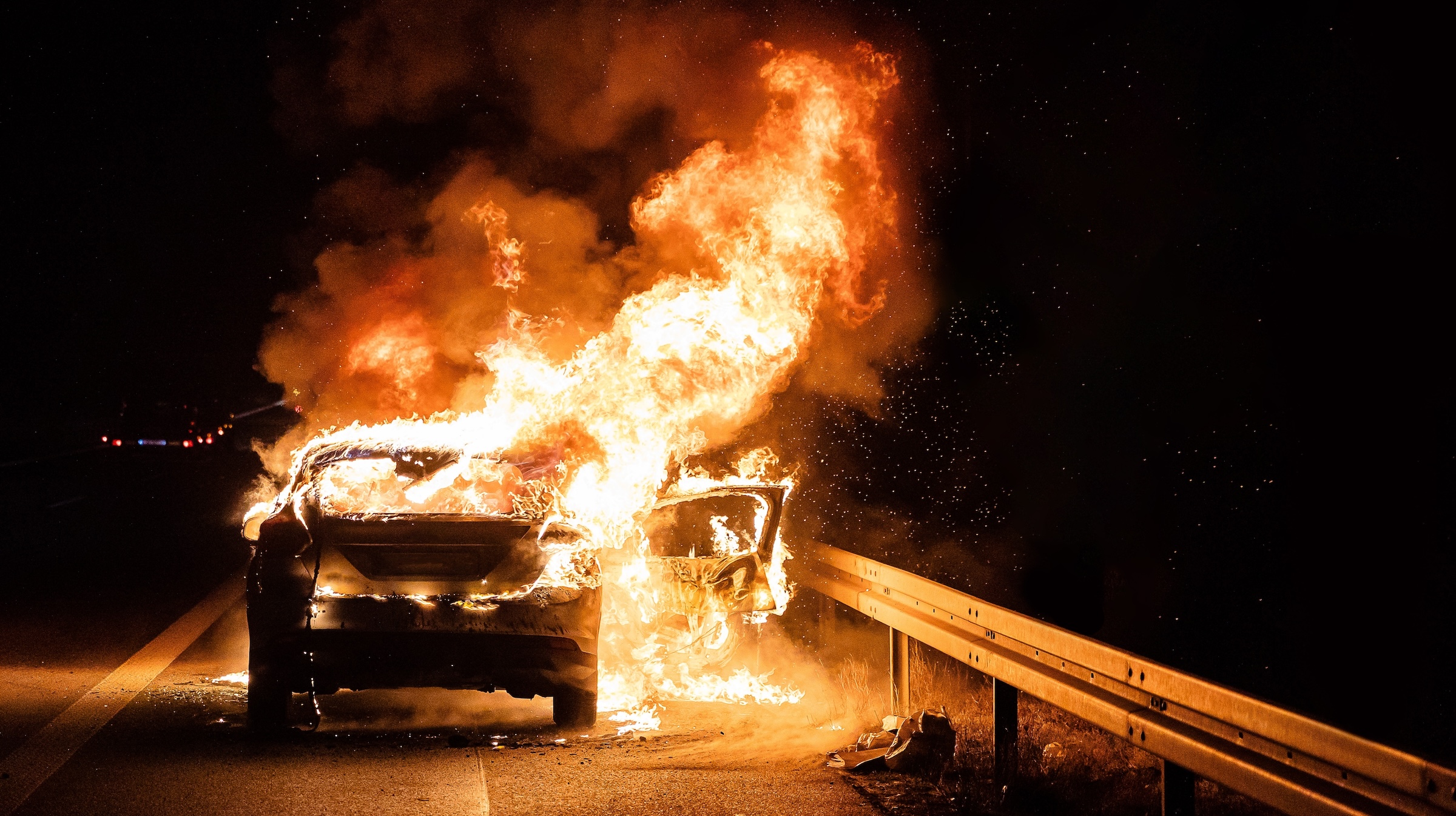 Guide, bilbränder, fordonsbränder, försäkringsbedrägeri, vandalism, elbilar, myt, batteripaket, dieselbilar, bensinmotorer, forskare, slitage, läckage, brandförsäkring, brandsläckare, 112.