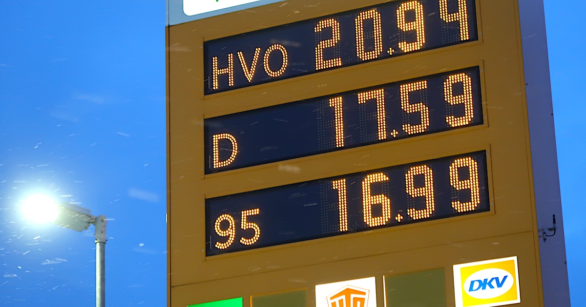 Dieseln sänks med över 4 kr/l och bensinen är 1 kr/l billigare